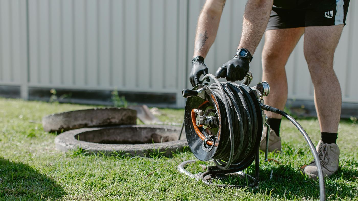 Drain jetting hose reel at an open inspection shaft