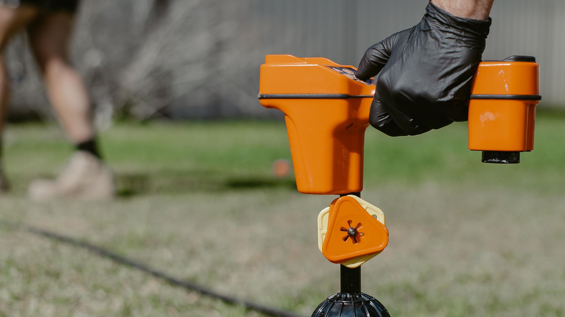 Locating a buried drain fault with a sonde locator
