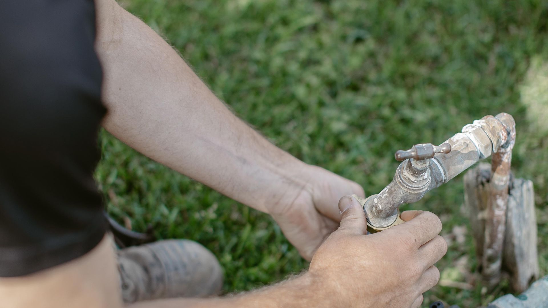 Pressure testing a water service with a gauge