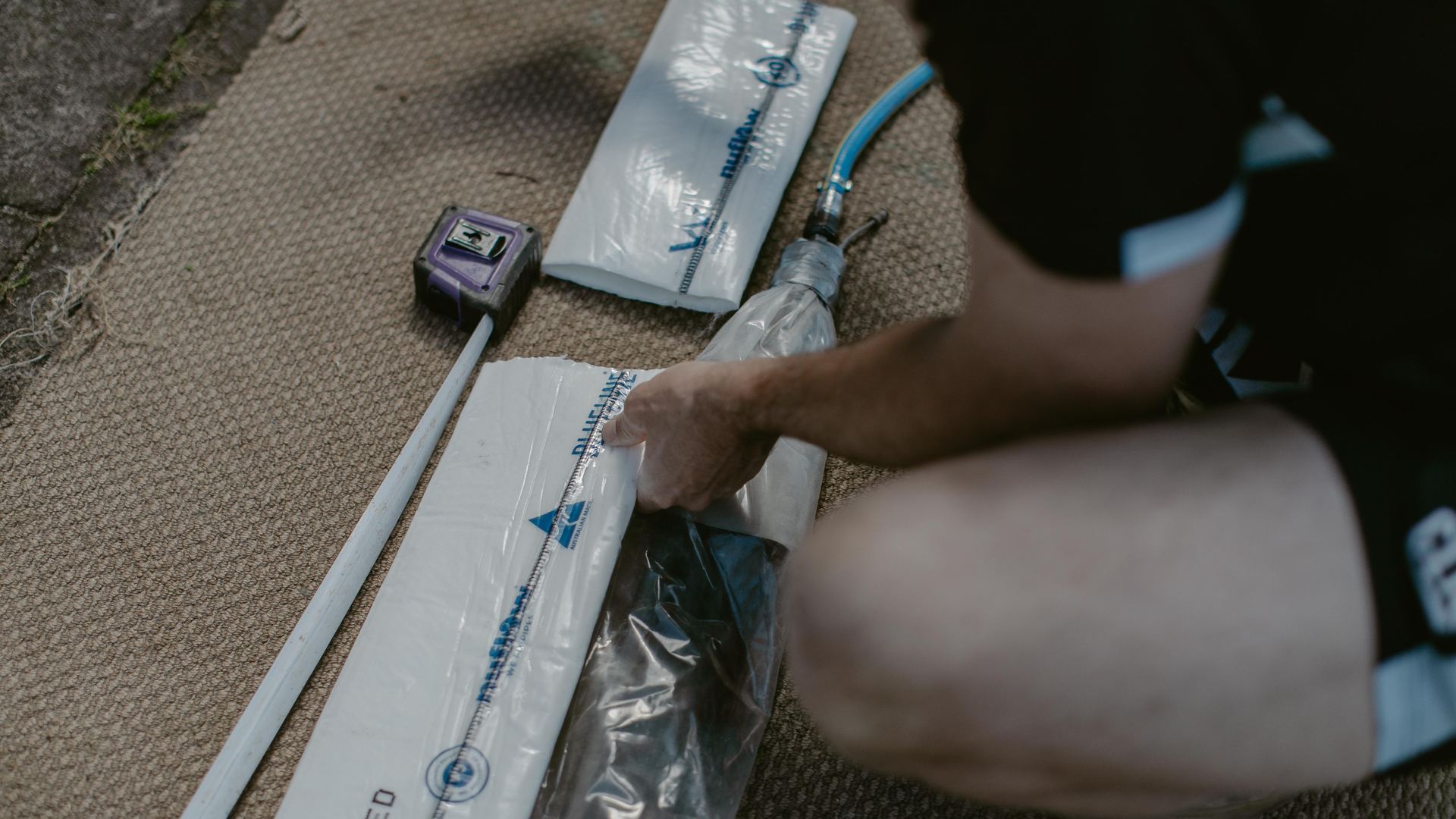 Measuring and cutting a pipe relining liner