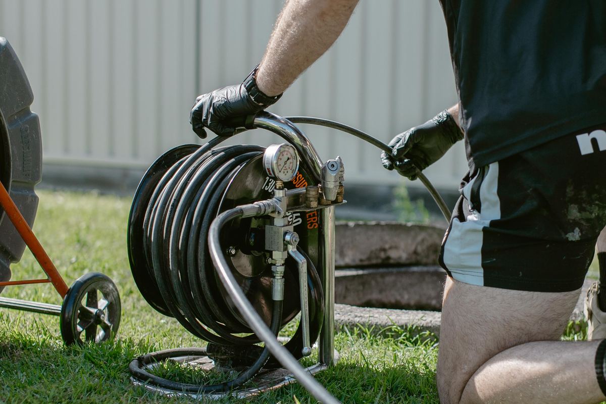 Setting up drain jetting equipment at an inspection shaft