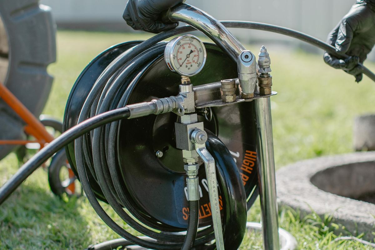 Drain jetter and pressure gauge at an inspection shaft